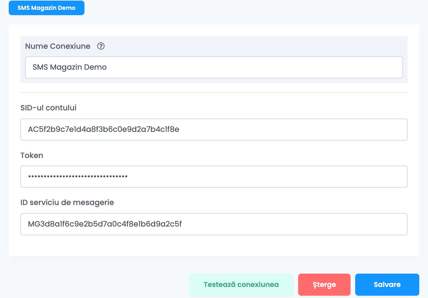 Formularul Twilio: Nume Conexiune „SMS Magazin Demo”, SID-ul contului „AC5f2b…”, Token ascuns și ID serviciu de mesagerie „MG3d8a…”, cu butoanele Testează conexiunea, Șterge și Salvare.
