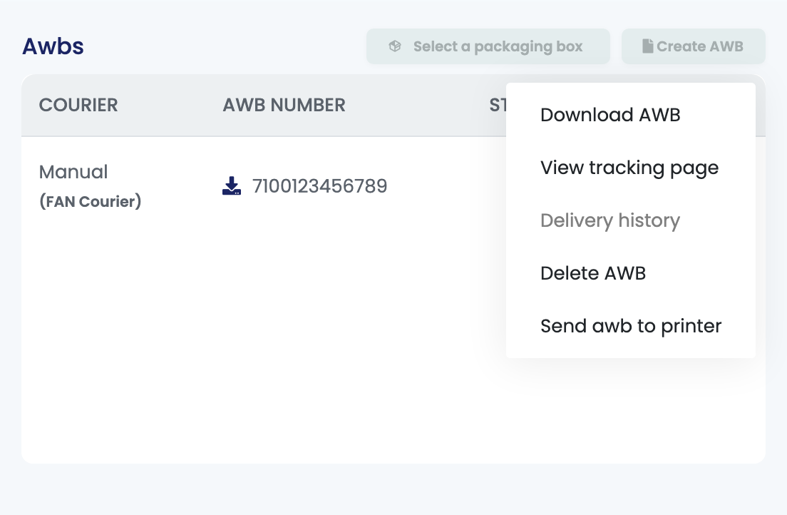 Ein hochgeladenes Etikett an einer Bestellung: Kurier Manual (FAN Courier), Nummer 7100123456789, mit geöffnetem Menü: Download AWB, View tracking page, Delivery history, Delete AWB und Send awb to printer.